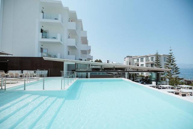 Hotel Agimi – buitenzwembad en ligbedden