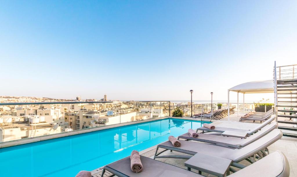 AX The Victoria – rooftop pool