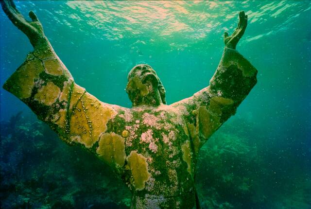 Christ of the Deep onder water in John Pennekamp Coral Reef State Park