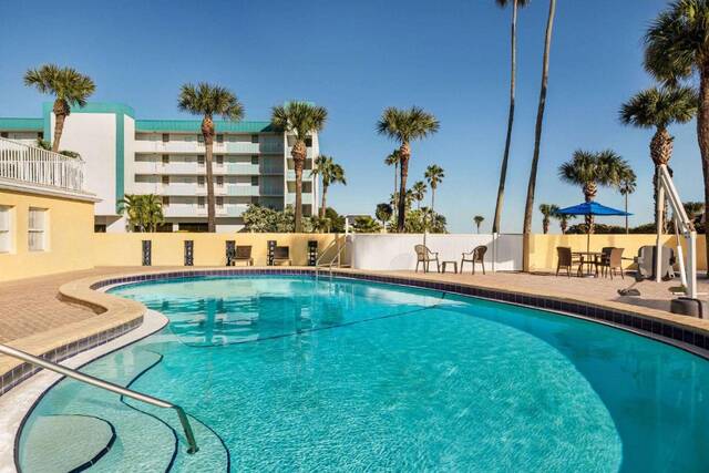 Zwembad van Days Inn Cocoa Beach