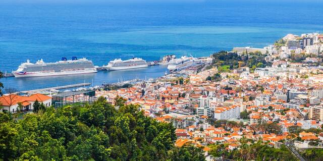 Funchal met cruiseschepen in de haven