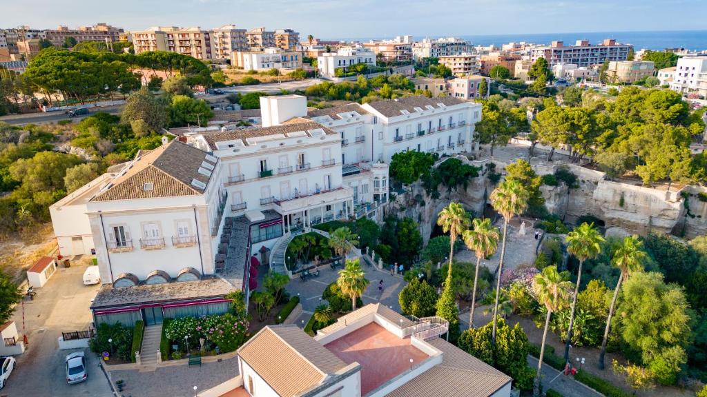 Grand Hotel Villa Politi – zwembad & terras