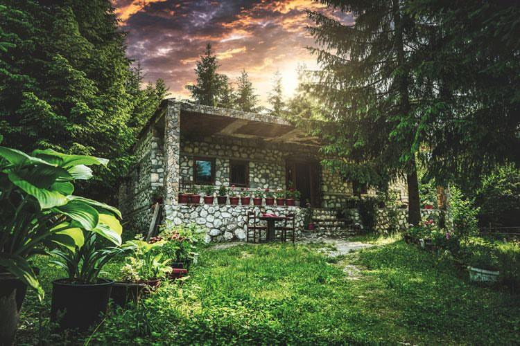 guest-house-hyrmet-demushi; gevel en bergdecor
