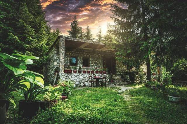 guest-house-hyrmet-demushi; gevel en bergdecor