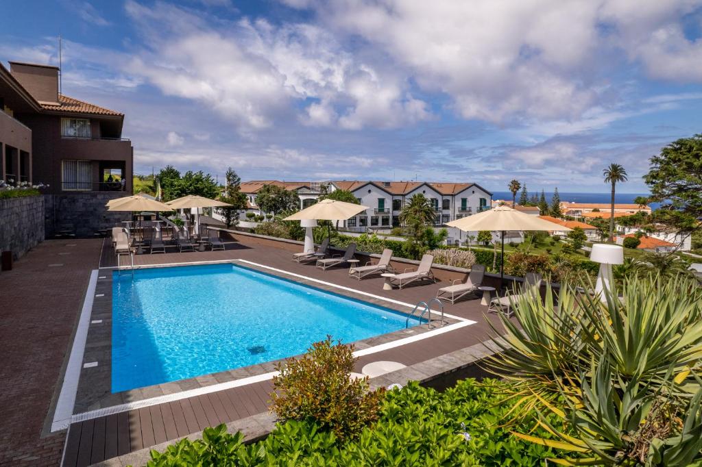 Moderne hotelkamer met balkon