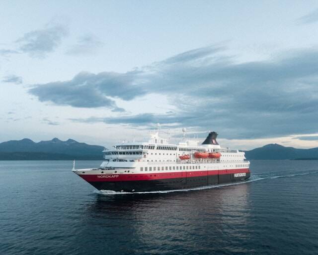 Hurtigruten – schip op open water