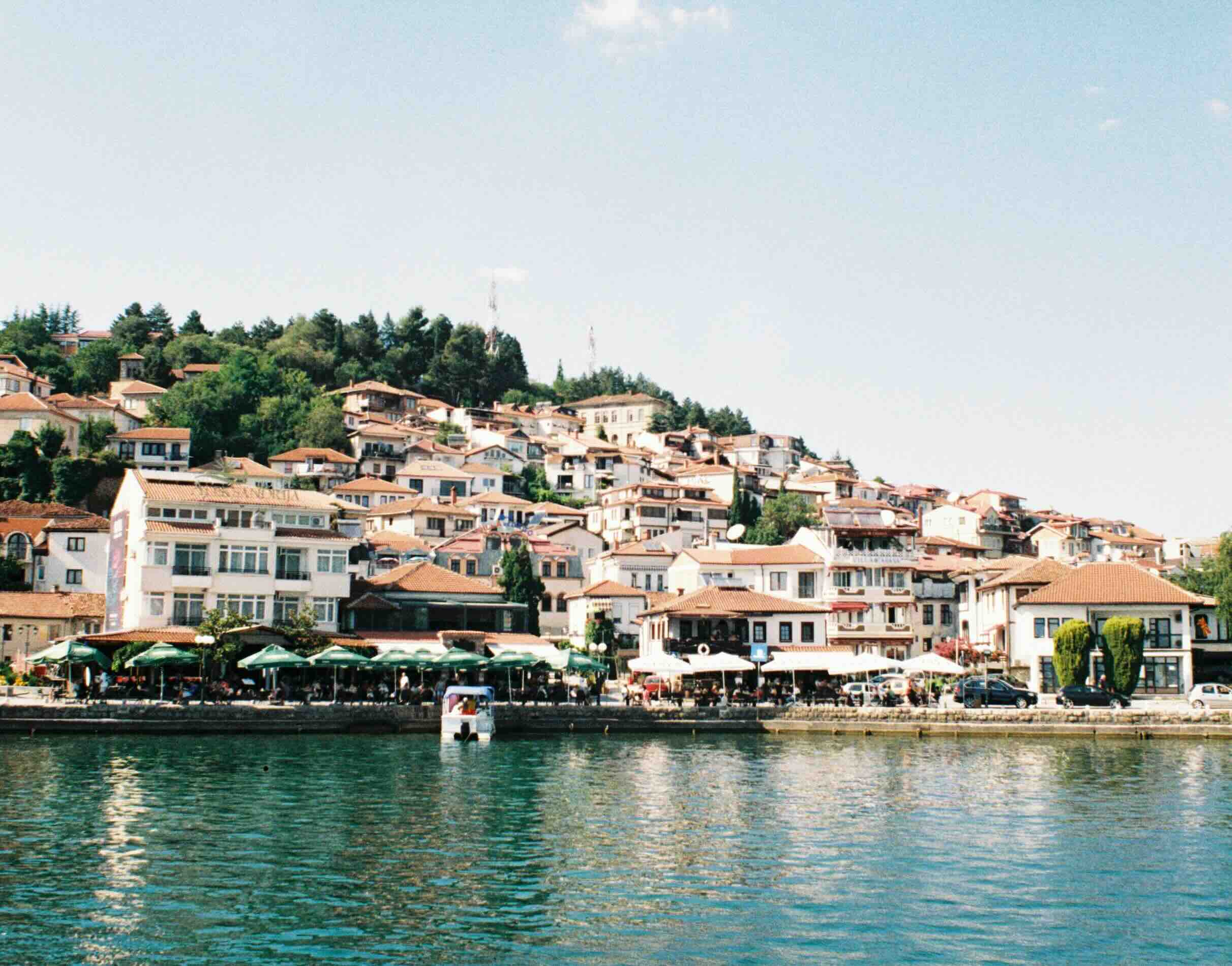 Heldere oevers van het meer