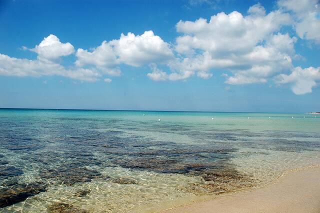 Heldere zee bij de Salento-kust