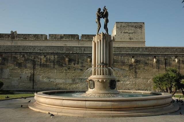 Fontein en stadsmuren in Lecce
