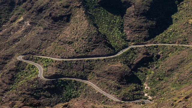 Kustlijn met rotsen en helder water