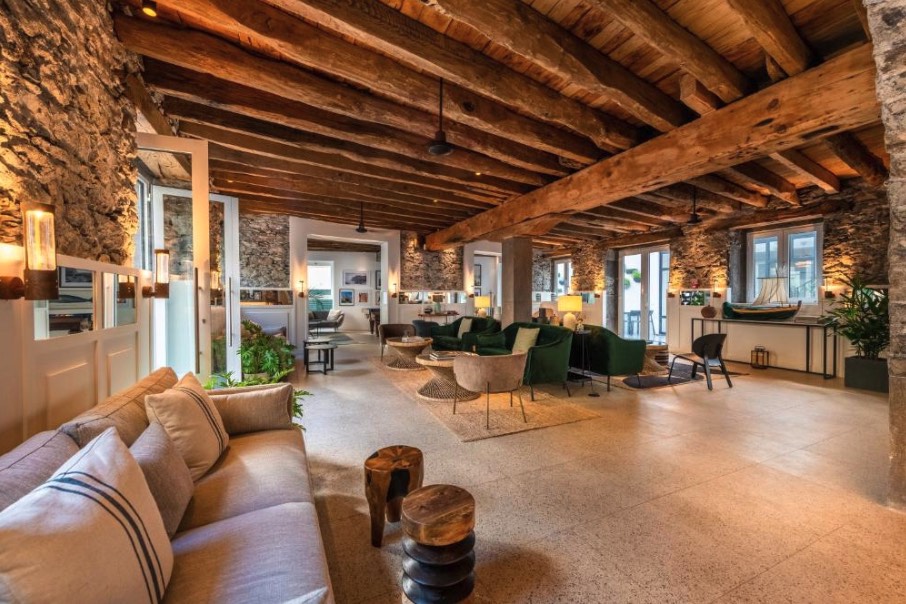 Moderne kamer met balkon