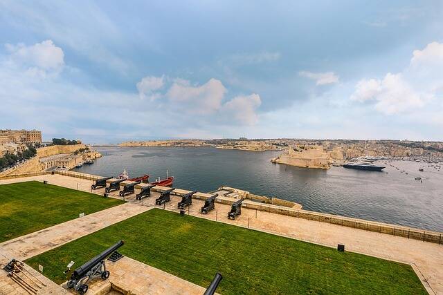 Spinola Bay met promenade