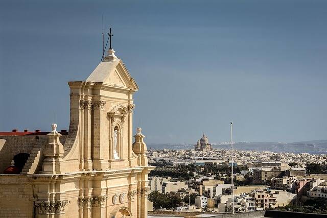 Kerk en kalkstenen huizen op Malta