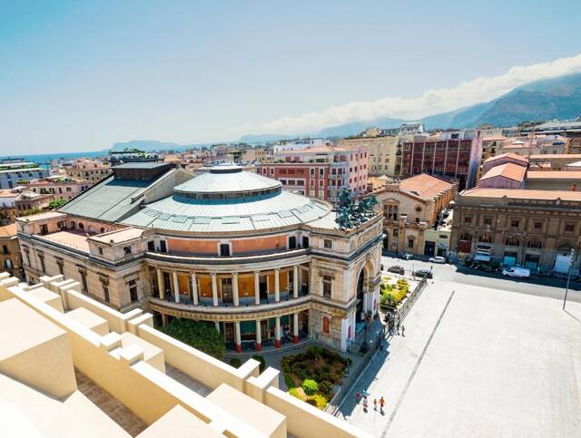 Uitzicht vanaf Hotel Politeama op het Teatro Politeama