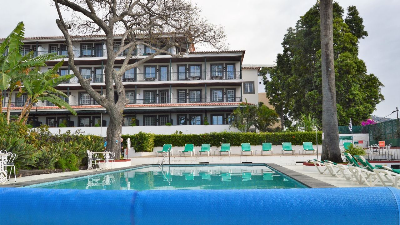 Buitenbad met zeezicht