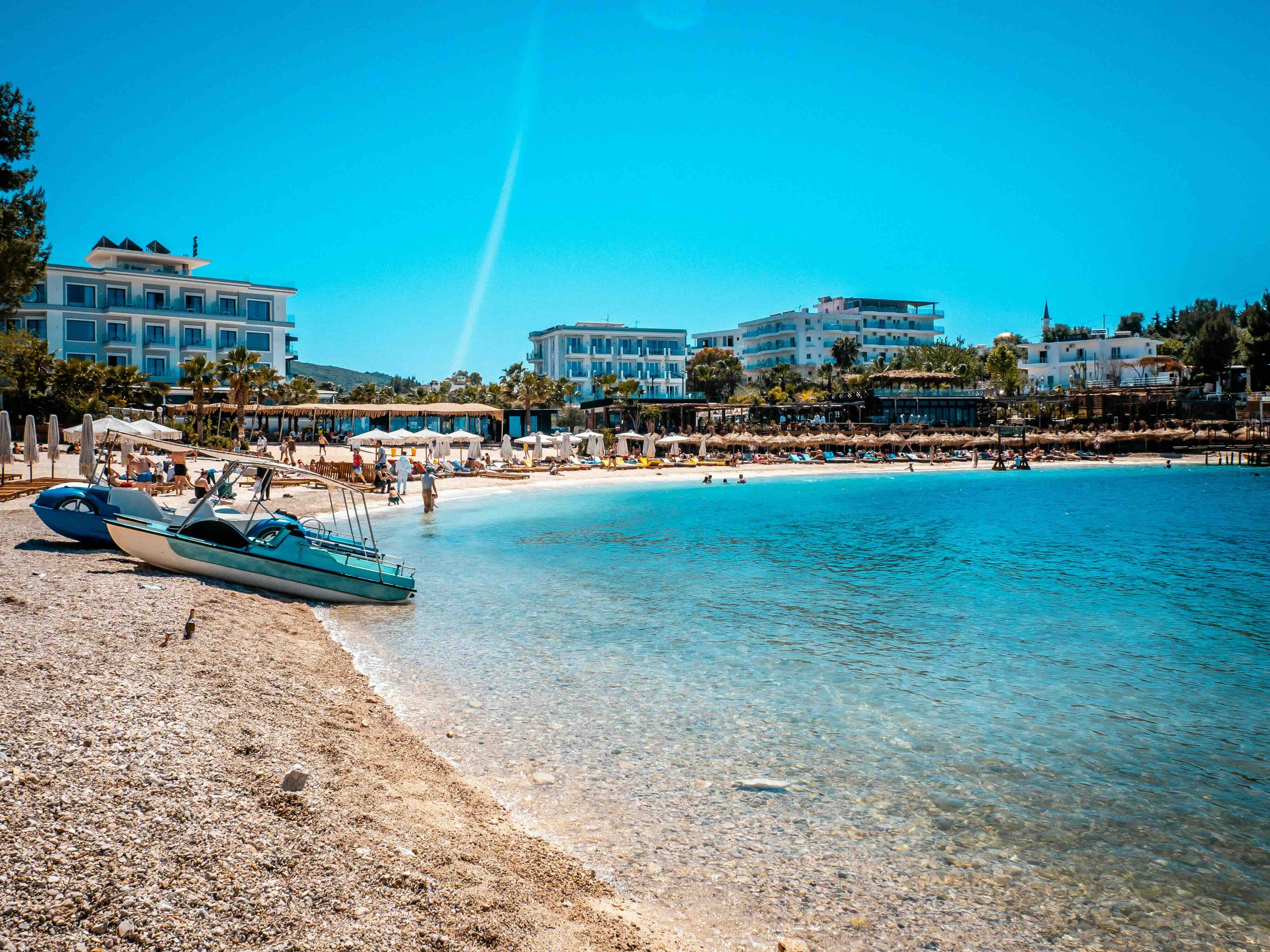 Kleine baai met helder water