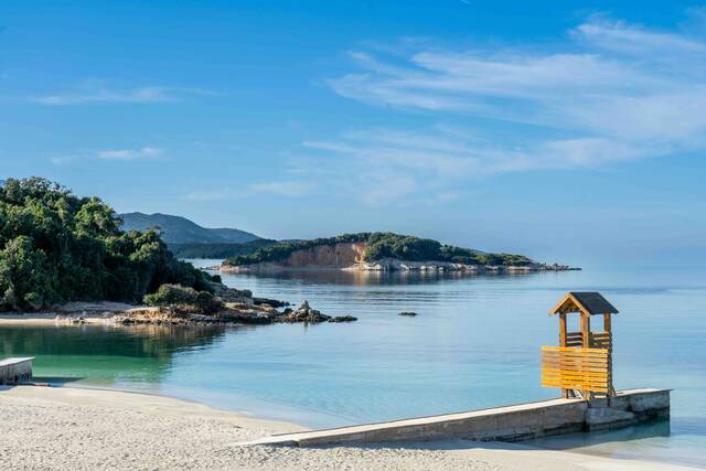 Heldere baai aan de Albanese Riviera