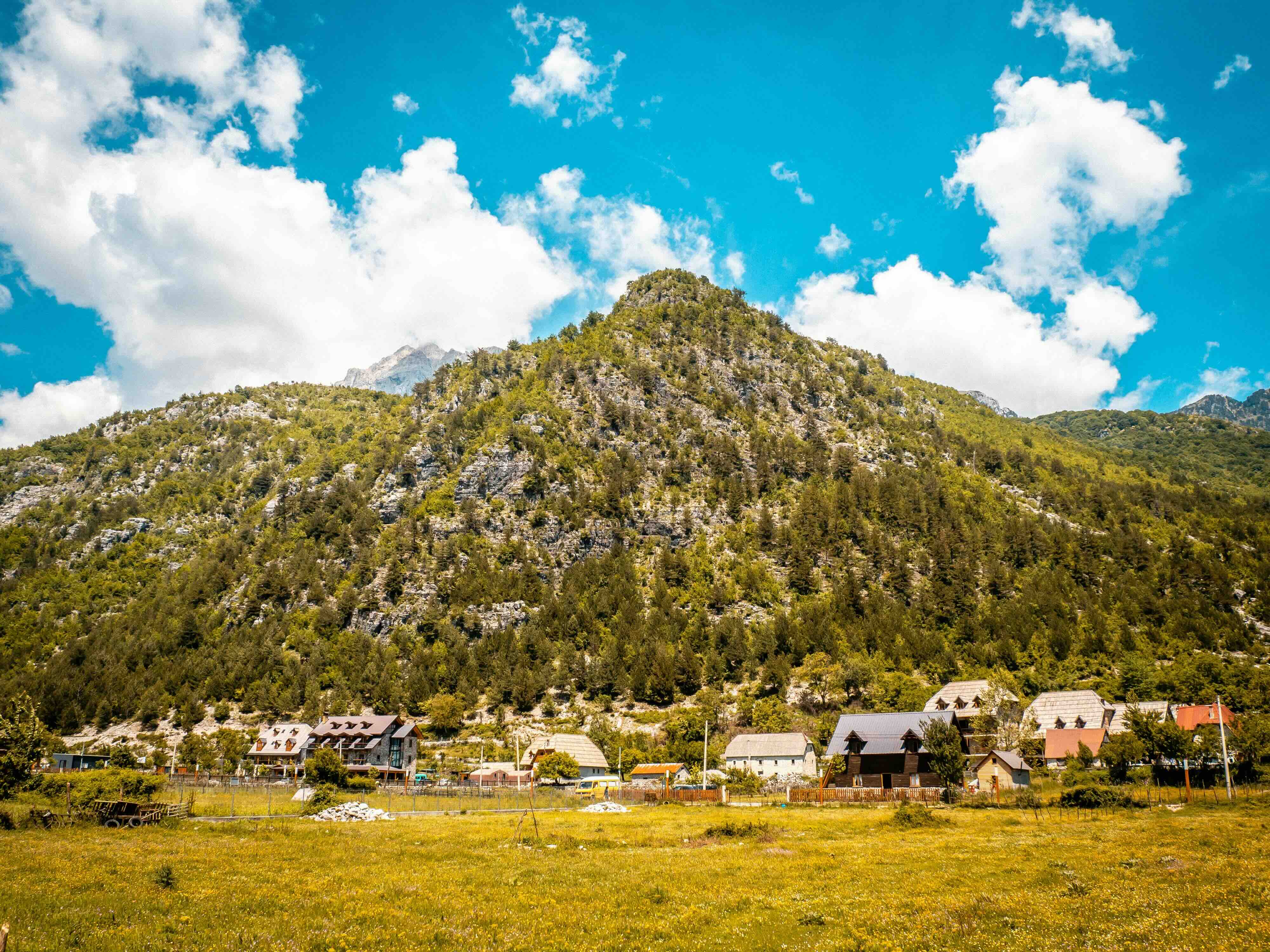 Uitzicht over het meer met bergen