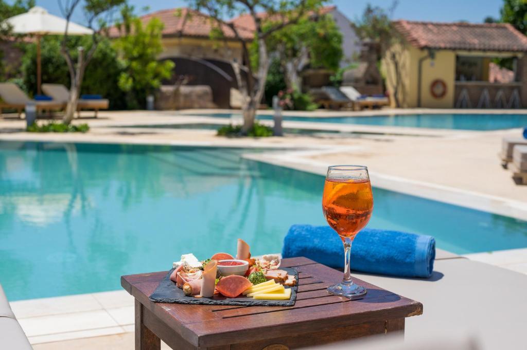 Spilia Village Hotel & Villas &ndash; zwembad en tuin