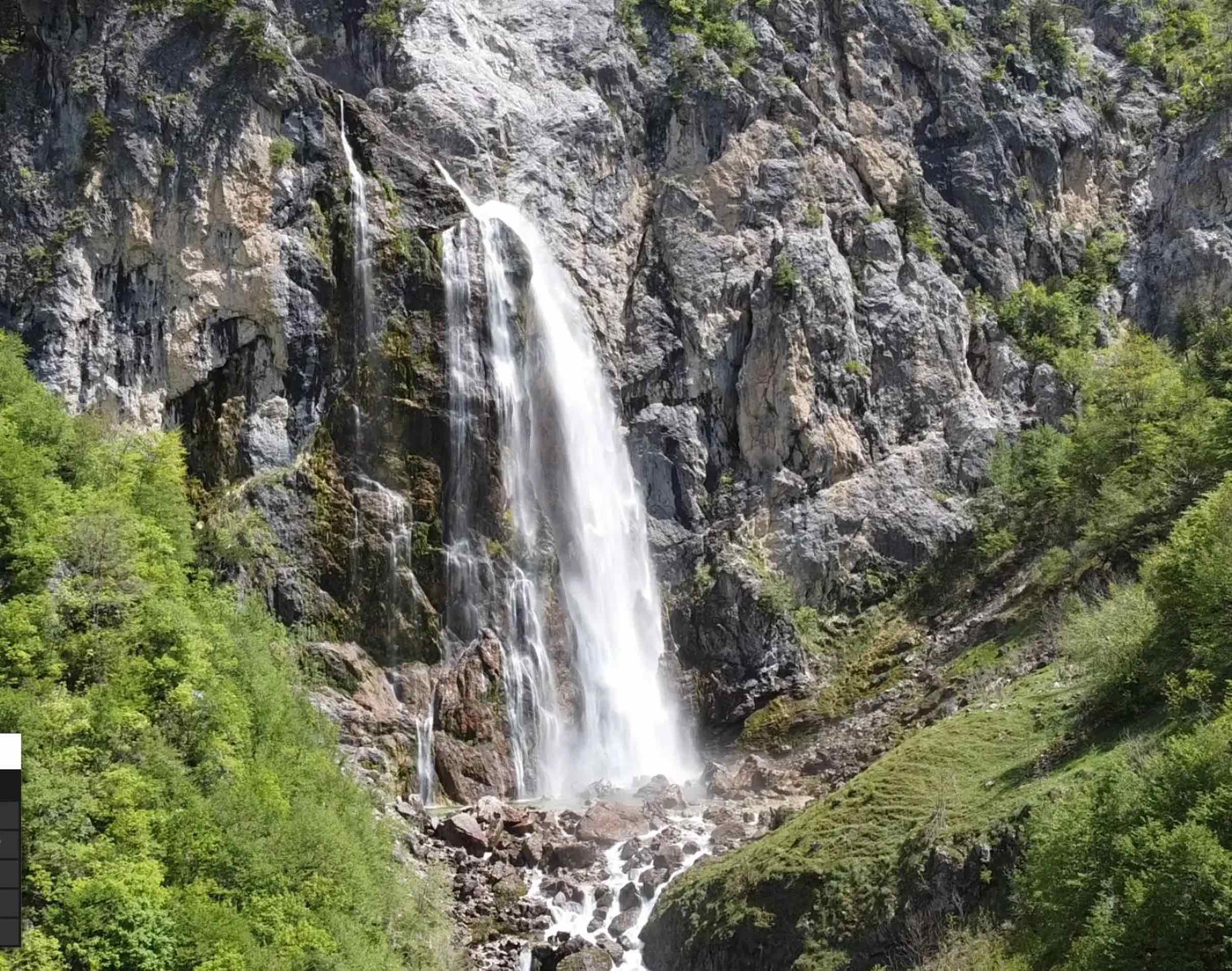 Grunas-waterval bij Theth