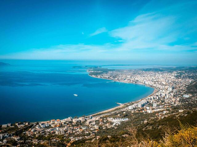 Strand met ligbedden bij Vlorë