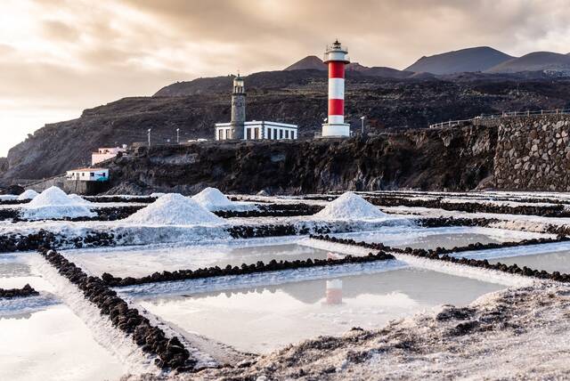 Zoutpannen met vuurtoren op La Palma