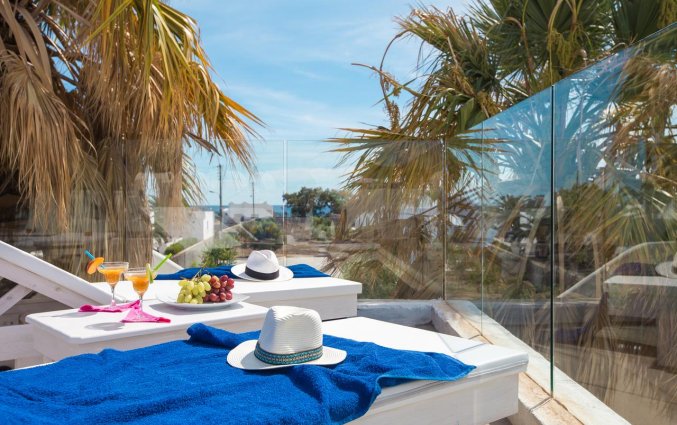 Zonneloungers bij Hotel Iliada Santorini