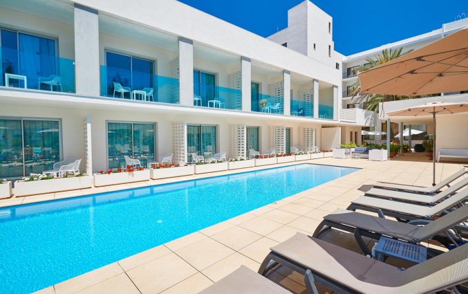 Zwembad en ligbedden van Hotel Moré op Mallorca