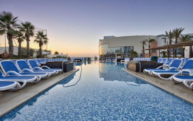 Buitenzwembad van Hotel en Spa db San Antonio op Malta