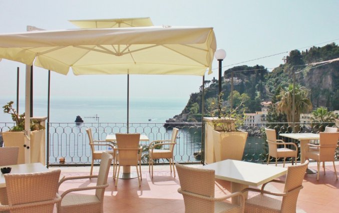 Terras met uitzicht vanuit Hotel Baia Azzurra op Sicilie