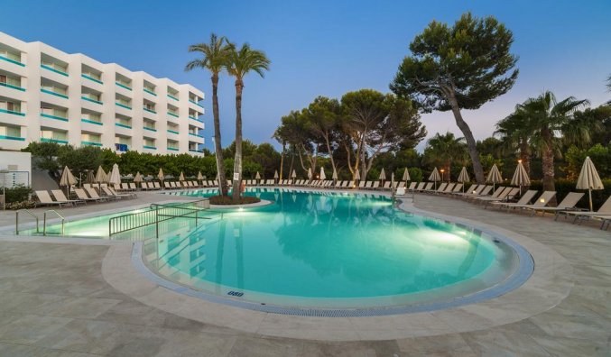 Zwembad en gebouw van Hotel Globales Mediterrani op Menorca