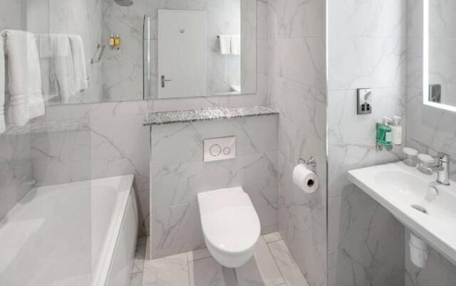 Badkamer van een tweepersoonskamer van Hotel The Address Connolly in Dublin