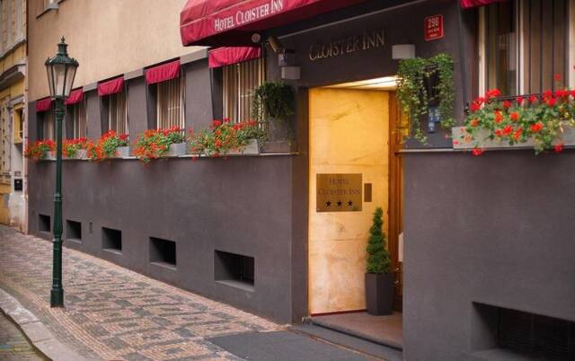 Vooraanzicht van hotel Cloister Inn Praag