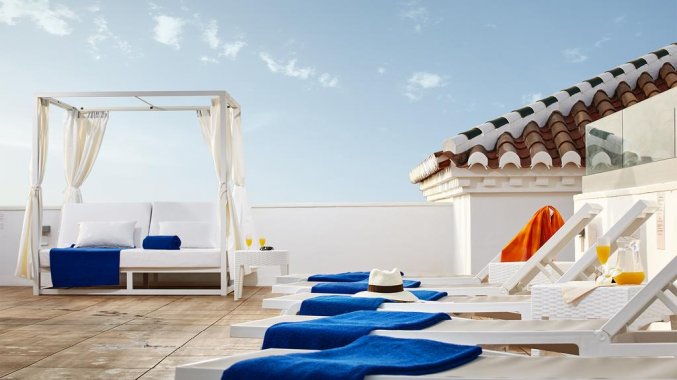 Terras van hotel Villa Flamenca in Nerja