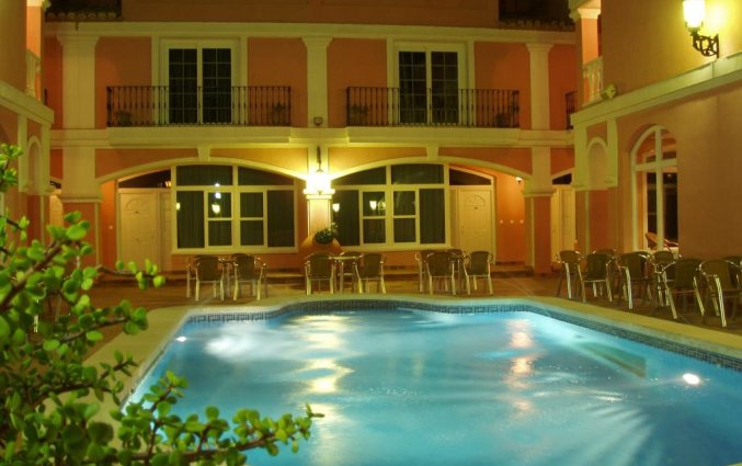 Zwembad van hotel Lloyds Beach Club in Alicante