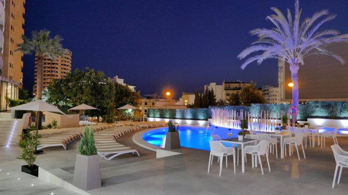 Zwembad van hotel Primavera Park in Alicante