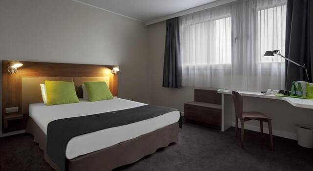 Tweepersoonsbed in kamer van Hotel Campanile Warschau