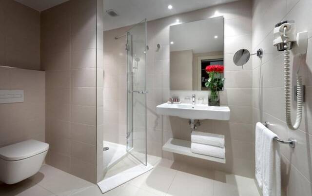 Badkamer in de tweepersoonskamer van Hotel Barcelo Bilbao Nervion
