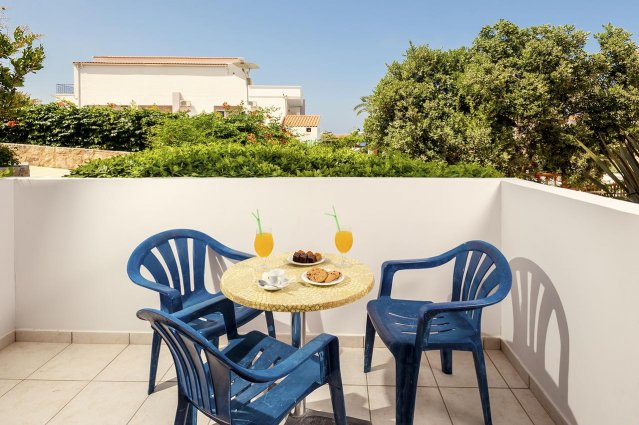 Terras van Hotel Adelais op Kreta