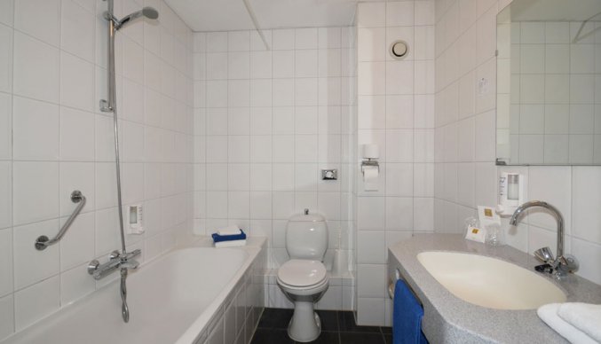 Badkamer van een tweepersoonskamer van Fletcher Resort-Hotel Amelander Kaap op Ameland