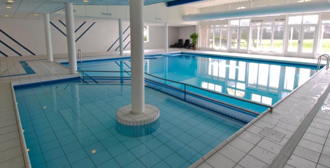 Binnenzwembad van Fletcher Resort-Hotel Amelander Kaap op Ameland