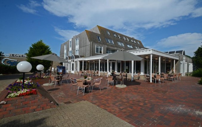 Terras van Fletcher Resort-Hotel Amelander Kaap op Ameland