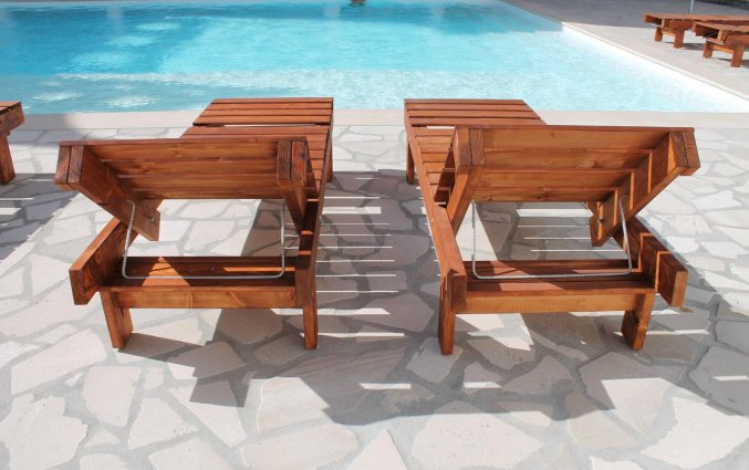 Ligbedjes bij het zwembad van Hotel Seven Suite in Puglia