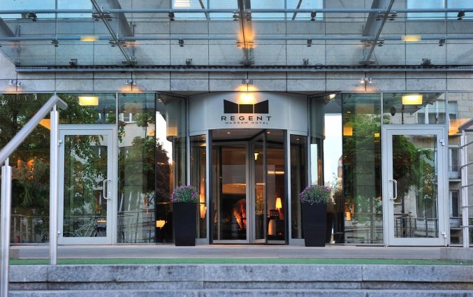Ingang van Hotel Regent in Warschau