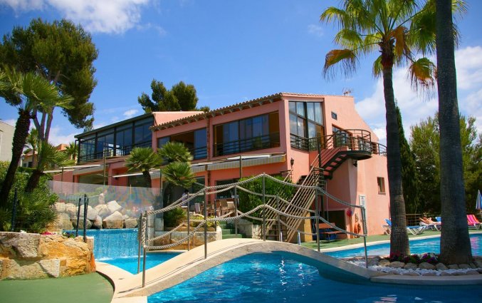 Tuin met zwembad van Aparthotel Ona Aucanada op Mallorca