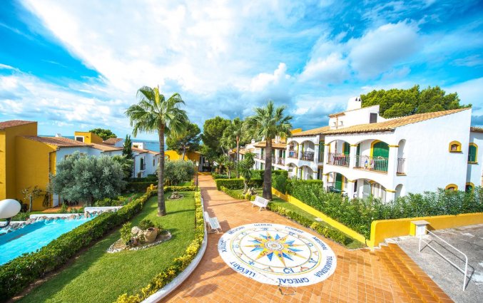 Tuin met zwembad van Aparthotel Ona Aucanada op Mallorca