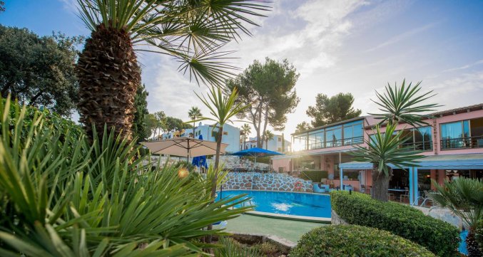 Tuin met zwembad van Aparthotel Ona Aucanada op Mallorca