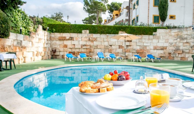 Zwembad van Aparthotel Ona Aucanada op Mallorca
