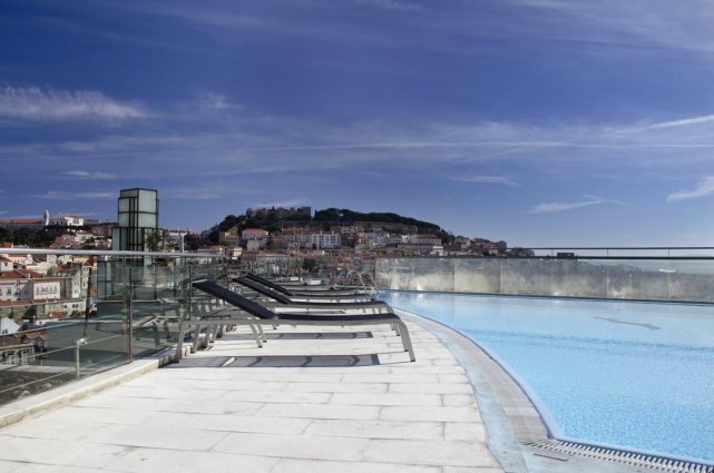 Dakterras met zonneterras en zwembad van aparthotel VIP Executive Eden in Lissabon