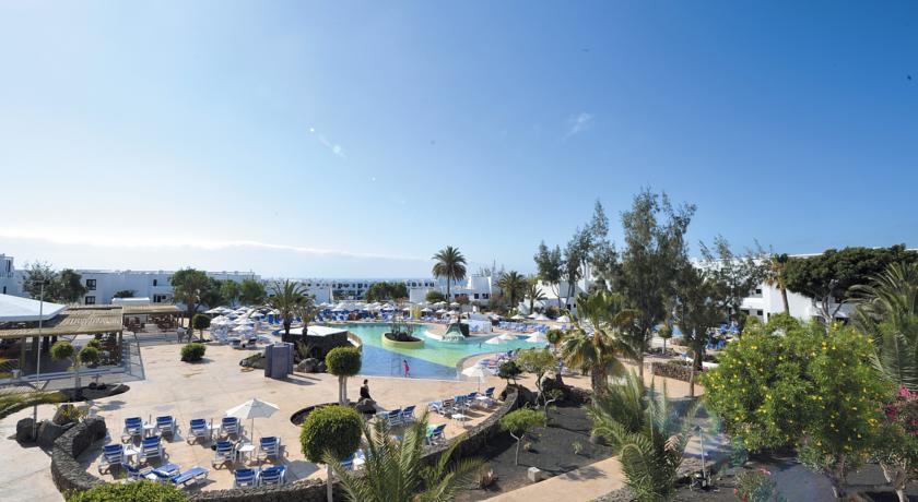 Zwembaden met zonneterras van Appartementen BlueBay Lanzarote